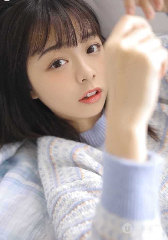 萌萌哒可爱甜少女毛衣短裤室内写真，就像蜜宠小萌妹