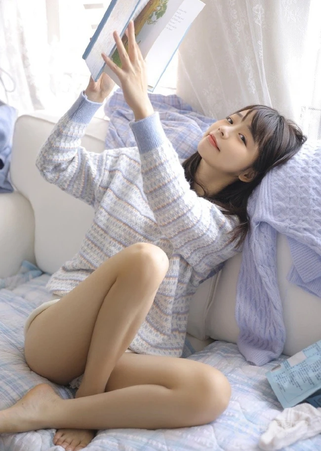 萌萌哒可爱甜少女毛衣短裤室内写真，就像蜜宠小萌妹
