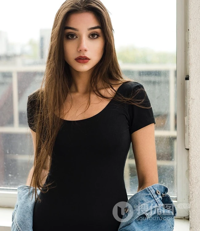 波兰气质女生Maja Strojek气质写真照图集，褐色眼珠散发醉人气息
