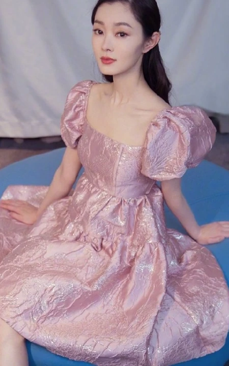 宋轶金粉泡泡袖公主短裙写真图片，甜美灵动，少女心满满