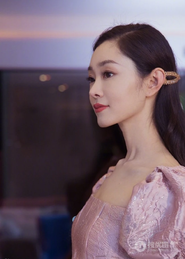宋轶金粉泡泡袖公主短裙写真图片，甜美灵动，少女心满满