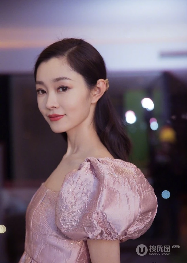 宋轶金粉泡泡袖公主短裙写真图片，甜美灵动，少女心满满