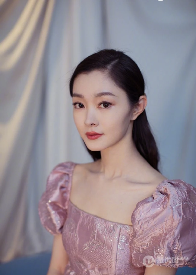 宋轶金粉泡泡袖公主短裙写真图片，甜美灵动，少女心满满