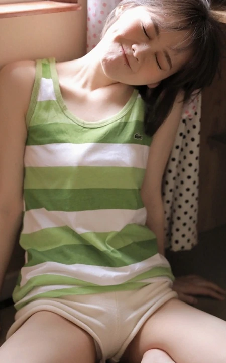 鬼马精灵可爱俏皮短发气质女生条纹背心短裤室内写真