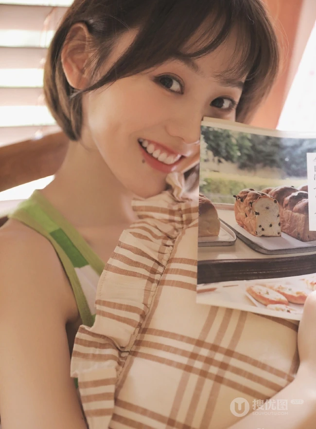鬼马精灵可爱俏皮短发气质女生条纹背心短裤室内写真