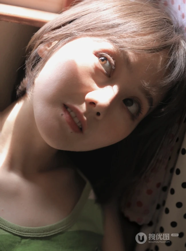 鬼马精灵可爱俏皮短发气质女生条纹背心短裤室内写真