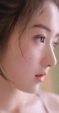 白皙干净动人的丸子头精选少女萌妹室内写真图片