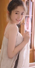 白皙干净动人的丸子头精选少女萌妹室内写真图片