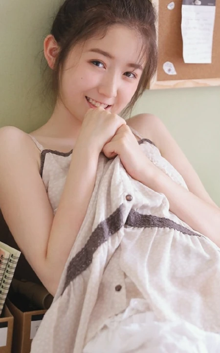 白皙干净动人的丸子头精选少女萌妹室内写真图片
