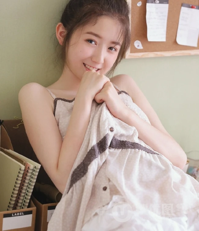白皙干净动人的丸子头精选少女萌妹室内写真图片