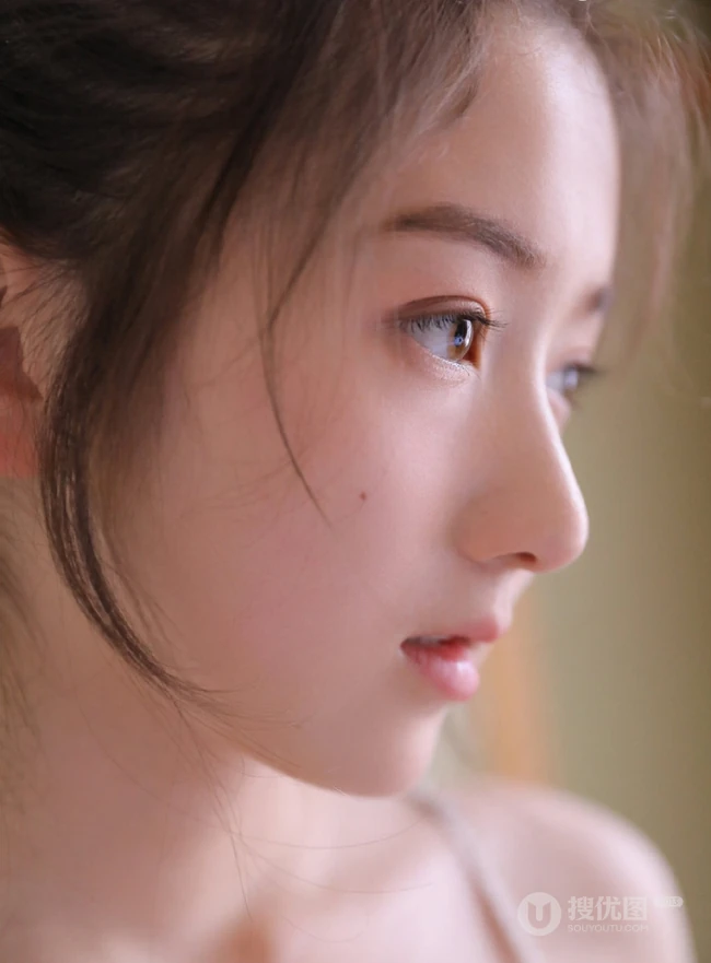 白皙干净动人的丸子头精选少女萌妹室内写真图片