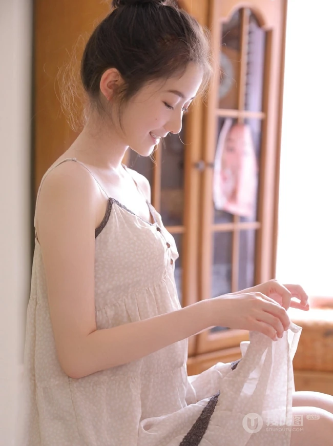 白皙干净动人的丸子头精选少女萌妹室内写真图片