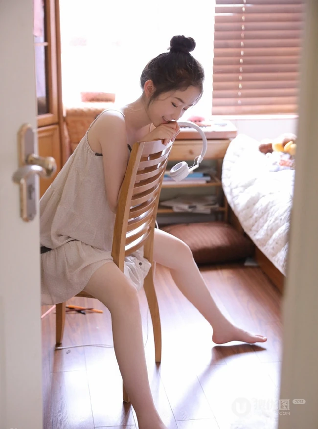 白皙干净动人的丸子头精选少女萌妹室内写真图片
