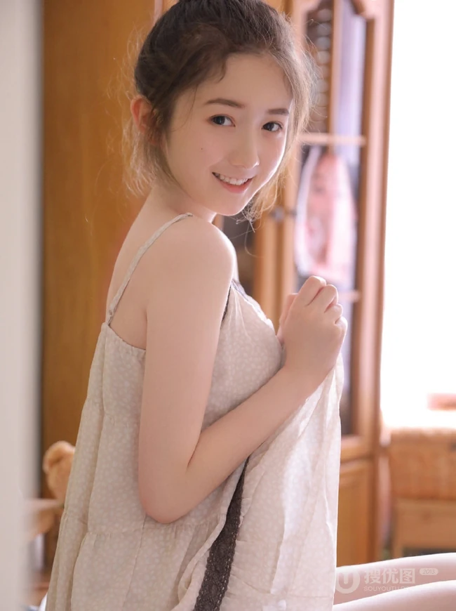 白皙干净动人的丸子头精选少女萌妹室内写真图片
