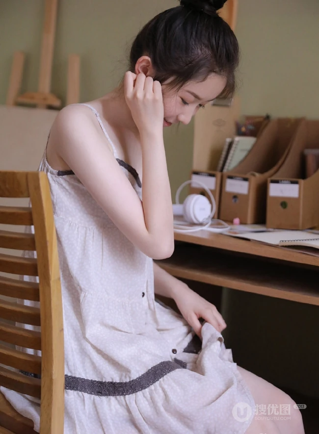 白皙干净动人的丸子头精选少女萌妹室内写真图片