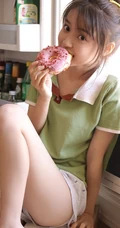 独醒独乐，快乐随心，青涩动人短裤少女室内写真图集