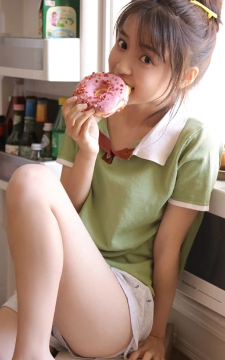 独醒独乐，快乐随心，青涩动人短裤少女室内写真图集