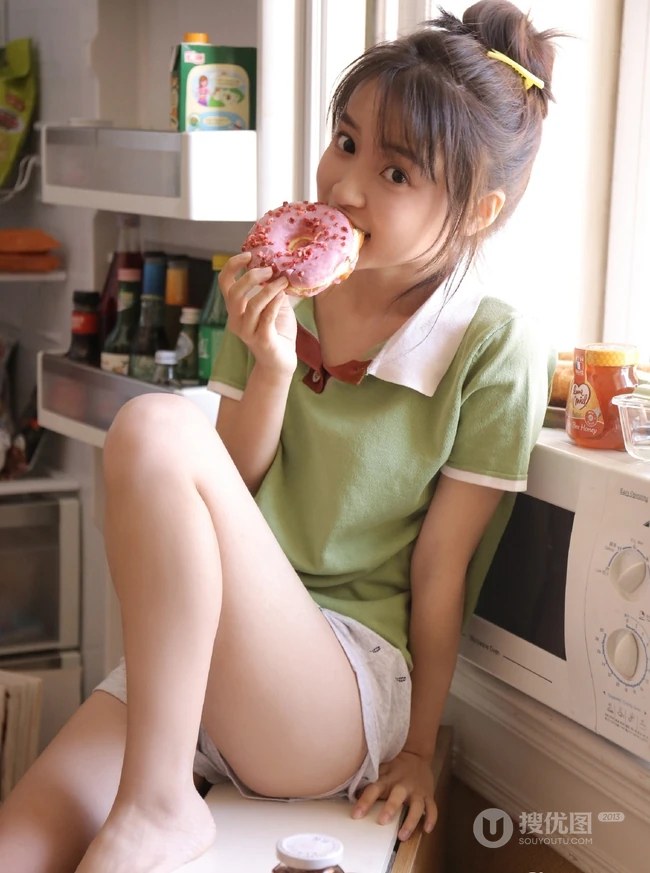 独醒独乐，快乐随心，青涩动人短裤少女室内写真图集