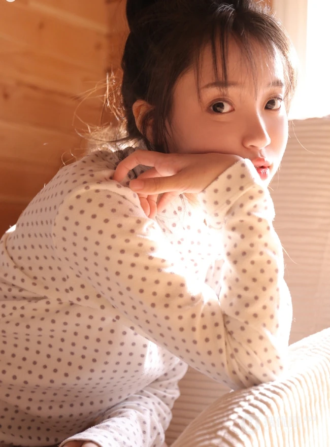 独醒独乐，快乐随心，青涩动人短裤少女室内写真图集