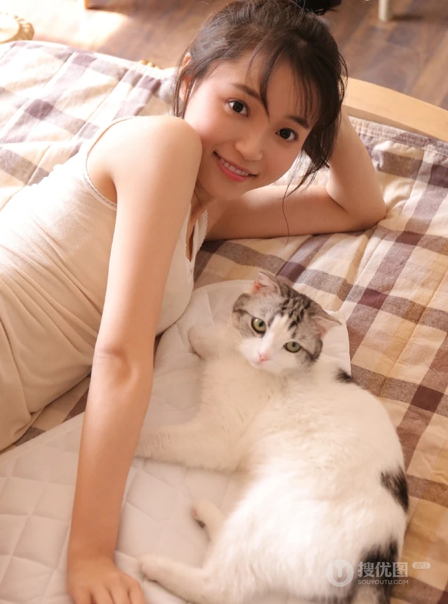 独醒独乐，快乐随心，青涩动人短裤少女室内写真图集