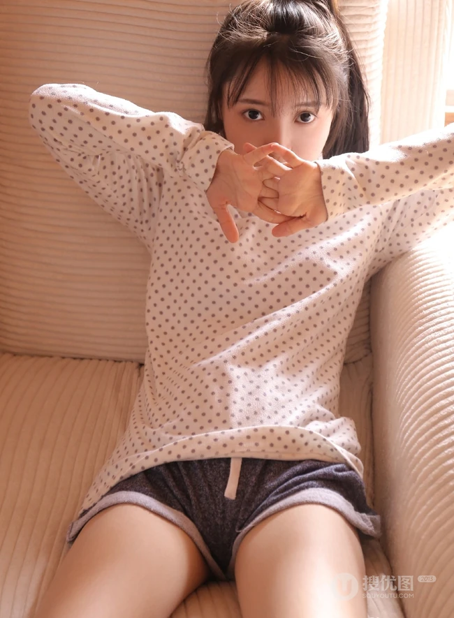 独醒独乐，快乐随心，青涩动人短裤少女室内写真图集