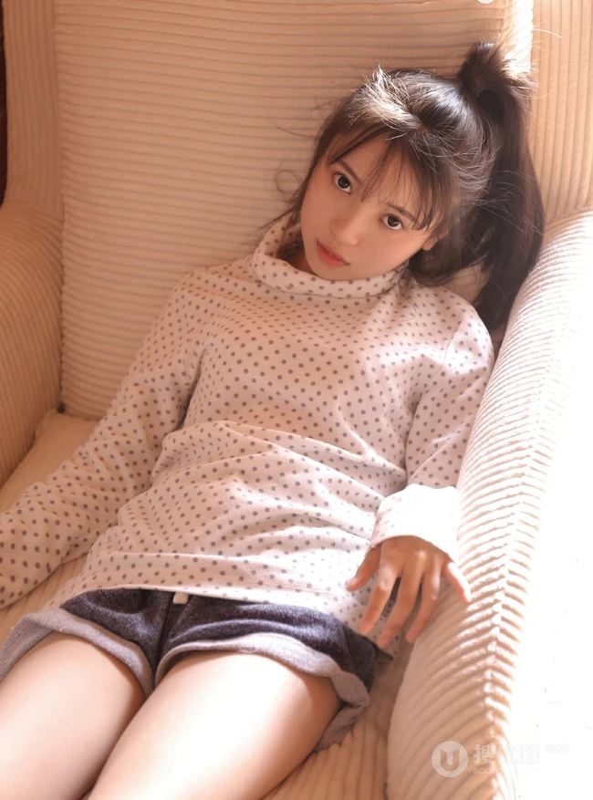 独醒独乐，快乐随心，青涩动人短裤少女室内写真图集
