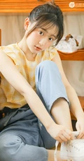 清新型美丽00后女孩黄色格纹衫搭牛仔裤室内写真图片