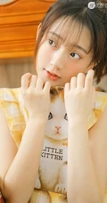 清新型美丽00后女孩黄色格纹衫搭牛仔裤室内写真图片