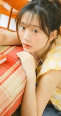 清新型美丽00后女孩黄色格纹衫搭牛仔裤室内写真图片