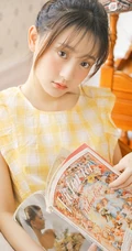 清新型美丽00后女孩黄色格纹衫搭牛仔裤室内写真图片