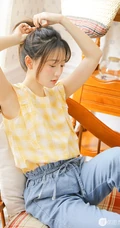清新型美丽00后女孩黄色格纹衫搭牛仔裤室内写真图片