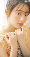 清新型美丽00后女孩黄色格纹衫搭牛仔裤室内写真图片