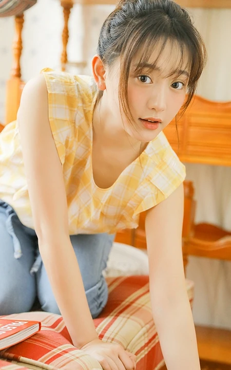 清新型美丽00后女孩黄色格纹衫搭牛仔裤室内写真图片