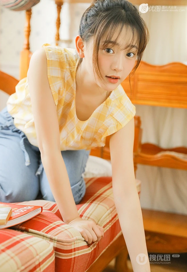 清新型美丽00后女孩黄色格纹衫搭牛仔裤室内写真图片