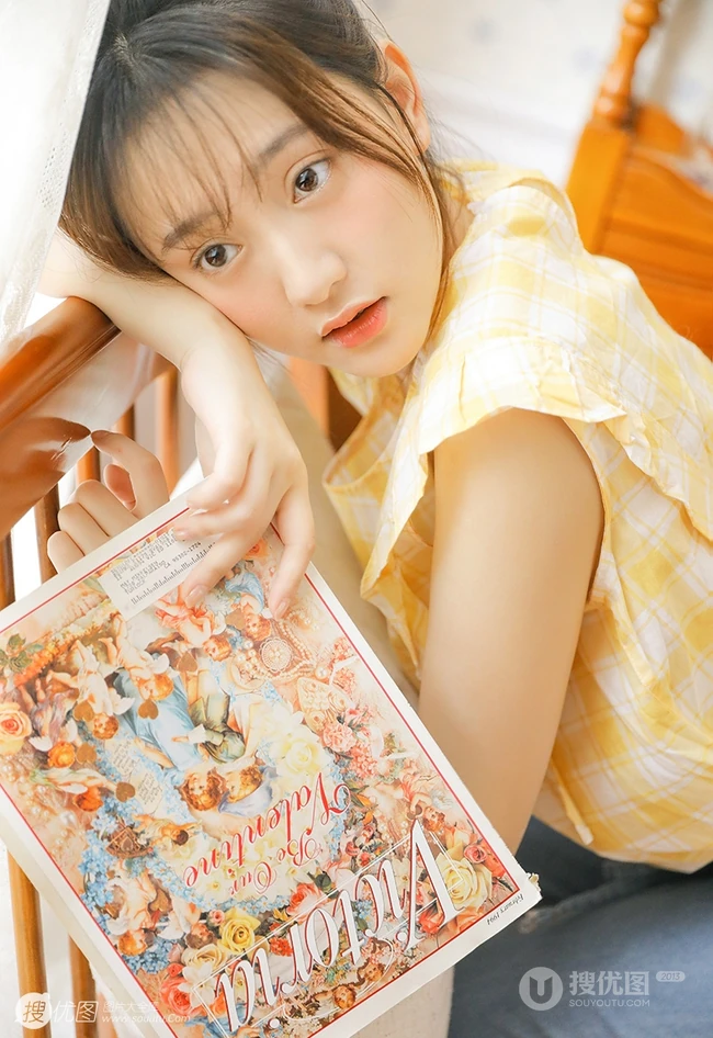 清新型美丽00后女孩黄色格纹衫搭牛仔裤室内写真图片