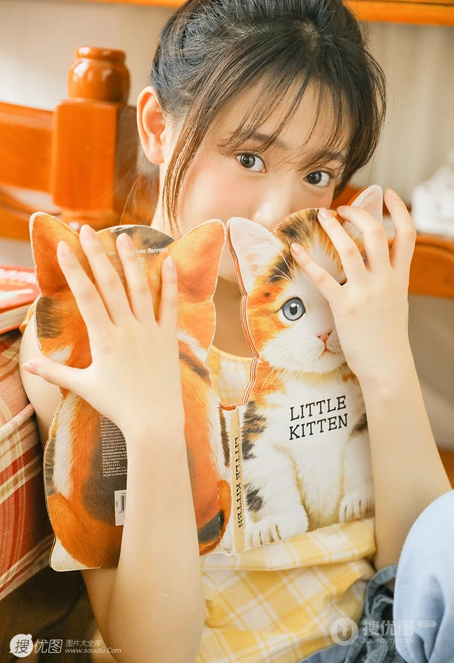 清新型美丽00后女孩黄色格纹衫搭牛仔裤室内写真图片