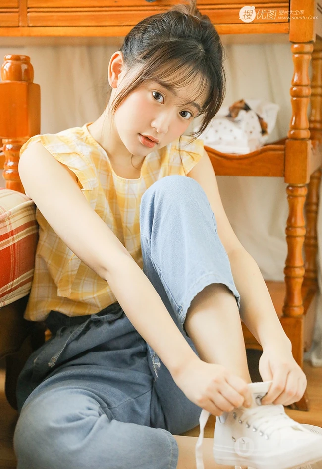 清新型美丽00后女孩黄色格纹衫搭牛仔裤室内写真图片
