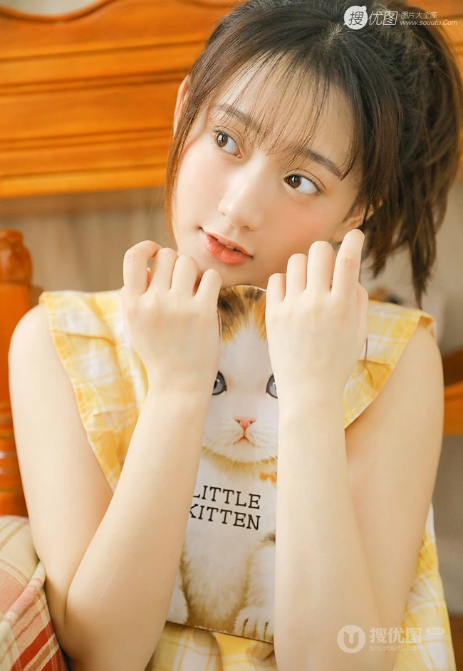 清新型美丽00后女孩黄色格纹衫搭牛仔裤室内写真图片