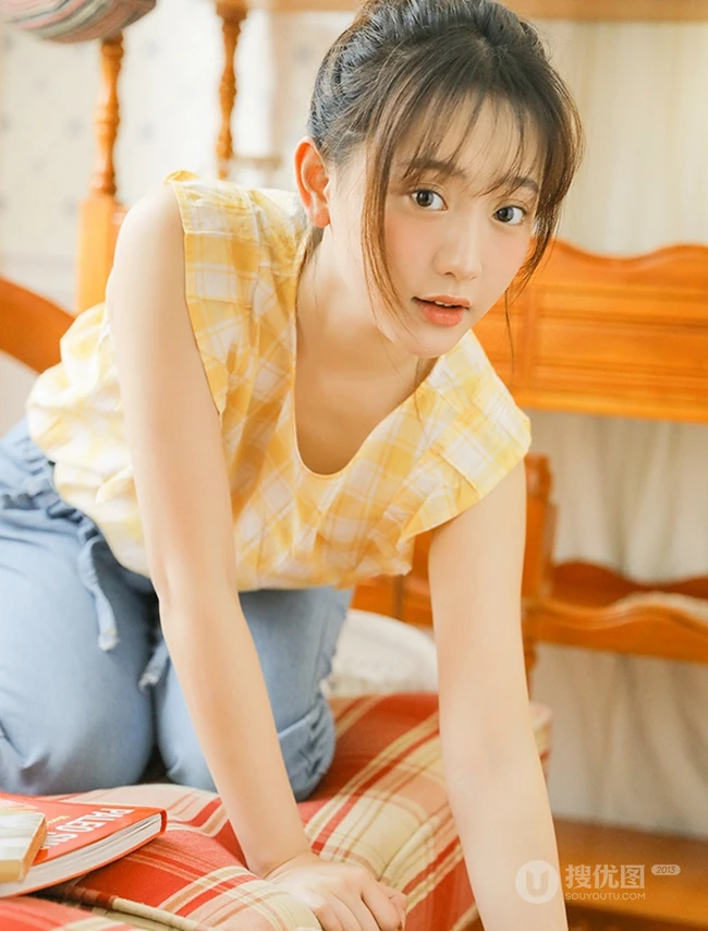 清新型美丽00后女孩黄色格纹衫搭牛仔裤室内写真图片