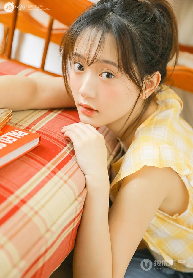 清新型美丽00后女孩黄色格纹衫搭牛仔裤室内写真图片