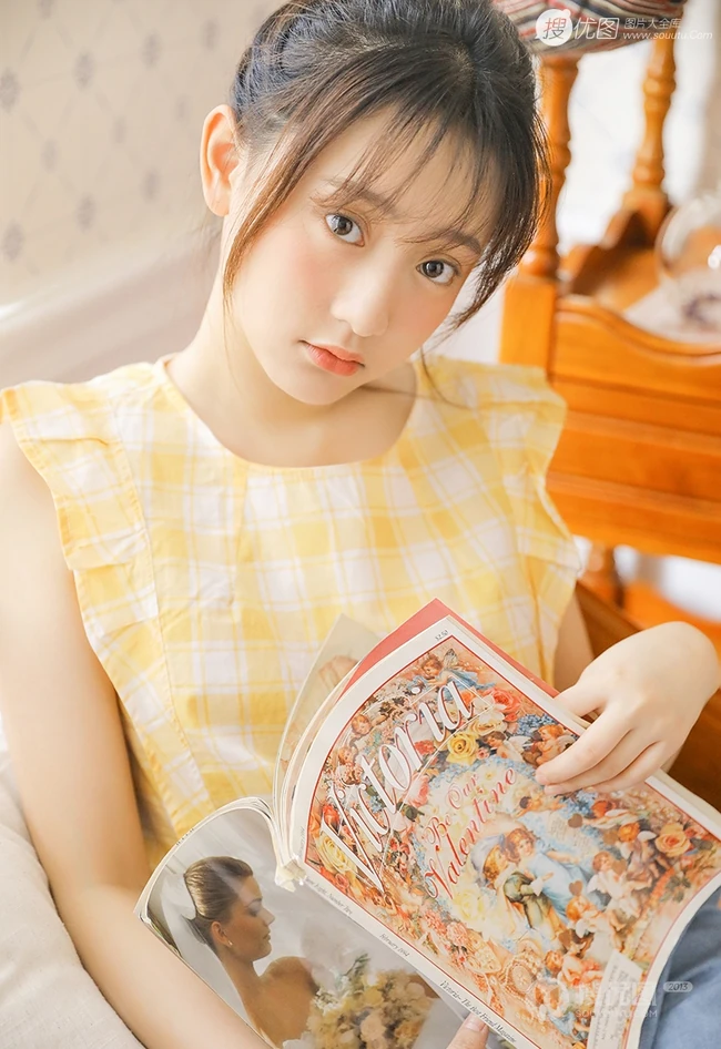 清新型美丽00后女孩黄色格纹衫搭牛仔裤室内写真图片