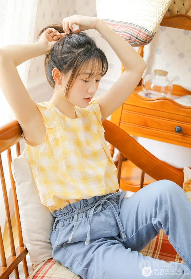 清新型美丽00后女孩黄色格纹衫搭牛仔裤室内写真图片