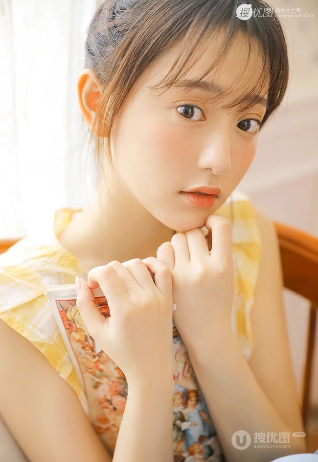 清新型美丽00后女孩黄色格纹衫搭牛仔裤室内写真图片