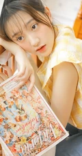 清新型美丽00后女孩黄色格纹衫搭牛仔裤室内写真图片