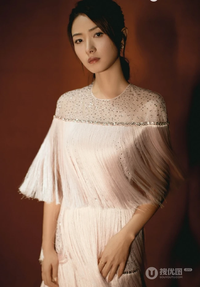 女生万茜粉色流苏连衣裙长裙棚拍写真图片