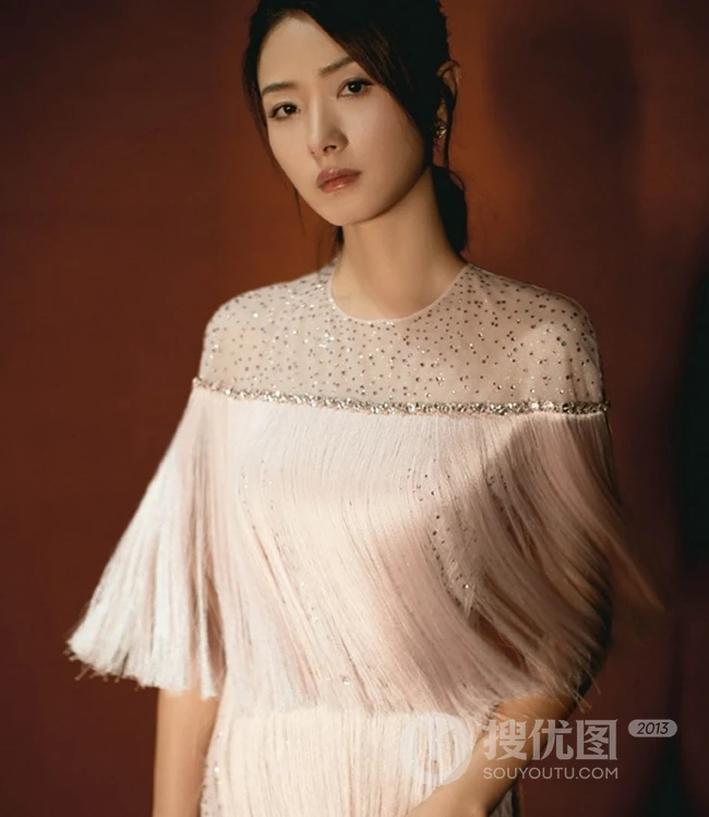 女生万茜粉色流苏连衣裙长裙棚拍写真图片