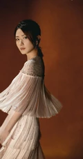 女生万茜粉色流苏连衣裙长裙棚拍写真图片