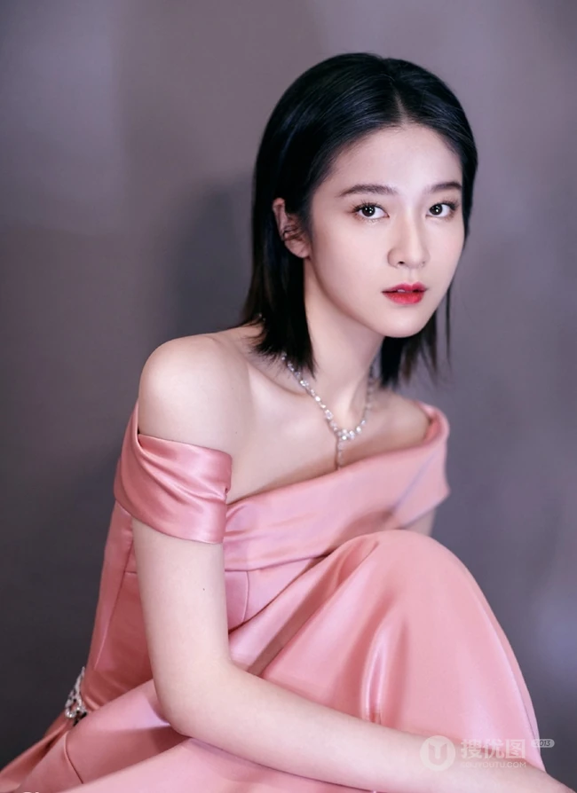 高清镜头下的小公主，张雪迎粉色连衣裙气质写真图片