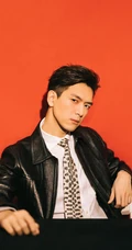 李现以橙色墙壁为背景，化身皮衣暖男帅气十足写真图片