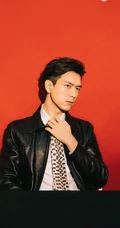 李现以橙色墙壁为背景，化身皮衣暖男帅气十足写真图片